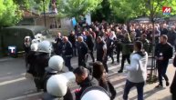 Narod sa podignutim rukama u vis pokušao da probije kordon policije: Uzvratili im suzavcima
