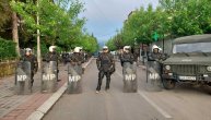 Pripadnici Kfor-a u Zubinom Potoku pod punom borbenom opremom za razbijanje demonstracija