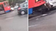 Sudar tramvaja i automobila u Bulevaru, sve stoji