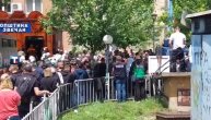 Srbi ispred opštine Zvečan zapevali novoizabranom gradonačelniku "Izađi mala"