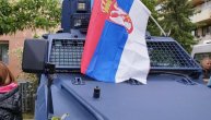Srbi postavili trobojku na na blindirano vozilo ROSU ispred opštine Zvečan