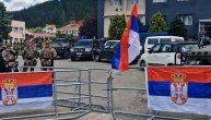 Srbi u Leposaviću ukrasili bodljikave žice i prepreke Kfora sprskim trobojkama