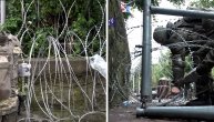 Kfor pod punom ratnom opremom ojačava prostor oko Opštine bodljikavom žicom: Narod nemo gleda