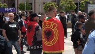 Protest Albanaca u Južnoj Mitrovici: Nose zastave i skandiraju "UČK"