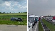 Teška nesreća na auto-putu kod Batajnice, auto sleteo u njivu