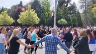 Maturanti i okupljeni zaigrali kolo ispred kordona policije