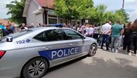 Vozilo tzv. Kosovske policije došlo je među Srbe koji mirno protestuju ispred Opštine
