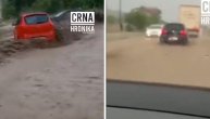 Bujica nosi automobil: Dramatični snimci iz BiH
