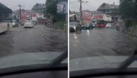 Dramatični snimci iz Ustaničke: Automobili se jedva probijaju kroz vodu