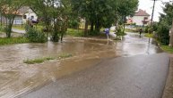 Vrčin poplavljen: Voda preti da uđe u kuče, molimo za pomoć