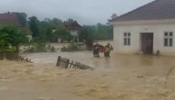 Snimak spasavanja ljudi zarobljenih u poplavama u selu Venčani kod Arađelovca