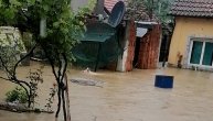 Voda poplavila dvorišta i ušla u domaćinstva: Snimak poplavljenog područja Darosave kod Aranđelovca