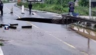 Borba sa bujicama u Srbiji: Snimak reke Makve koja je odnela most u Adranima