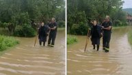 Još jedna akcija hrabrih vatrogasaca: Evakusili baku iz poplava u Kučevu