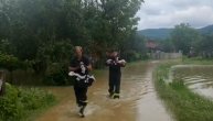 Vatrogasci gazili vodu dok su njih nosili u nosiljkama: Evakuisane bebe blizanci u Kučevu