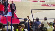 Skandiranje Saviću, ružne gestikulacije: Navijači Zvezde gađali Partizanovu delegaciju pićem