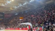 Navijači pevali "Izađi mala" dok na teren izlaze košarkaši Partizana u Pioniru