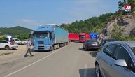 Vozači kamiona sa Jarinja i meštani blokirali put Kosovska Mitrovica - Raška