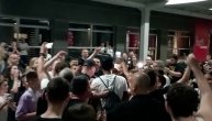 Navijači sačekali igrače ispred hale i slavili titulu, Smailagić otvarao pivo