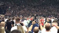 Haos u Areni: Navijači Partizana drmusaju tunel pred izlazak igrača Crvene zvezde na teren
