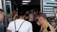 Naneli jedva izašao iz Arene: Navijači ga opkolili, jedan hteo da mu uzme kačket
