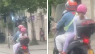 Jedno dete ispred, drugo iza i - gas: Mama snimljena sa dvoje mališana na skuteru