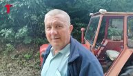 Novica brata zatekao kako leži pored puta: Komšiju traktorom povezao kući, pa sleteli s kolovoza