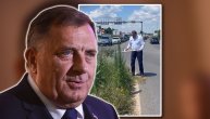 Dodik kosio travu pored puta, jer nadležni to nisu uradili: Ovo je poslednji put da radim tuđi posao