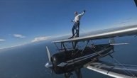 Šetnja na krilu aviona u letu, dok pilot izvodi akrobacije: Vuk srušio sve adrenalinske granice