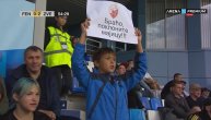 Dečak iz Rusije na meču Zvezda - Fenerbahče na srpskom ispisao svoju želju