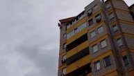 Neverovatan snimak kako radnik uklanja se fasada sa zgrade u 25. Bloku