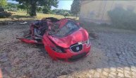 Nevreme i drvo mu "presudili": Snimak smrskanog auta kao limenke soka nakon nevremena u Pančevu