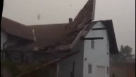 Jezivo! Oluja digla krov na kući u Novom Sadu