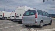 Pola u traci pola na ostrvu ispred semafora prometne ulice: Najluđe nepropisno parkiranje u Beogradu