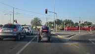 Možda je skup kao "otrov" ali je jedinstven i ide na struju: "Twizy" krstari ulicama Beograda