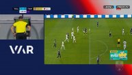 Sudija svirao kraj poluvremena, pa se konsultovao sa VAR sobom i svirao penal za TSC