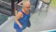 Žena ušla u prodavnicu i ukrala telefon