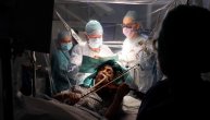Žena svira violinu tokom operacije tumora na mozgu: Čudo medicine u jednom snimku