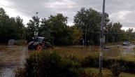 Pogledajte spasavanje na Bežaniji: Traktor ušao u vodu da izvuče auto