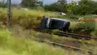 Auto završio na pruzi kod Pančevca