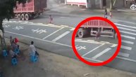 Dečak izbegao smrt u sekundi, kamion zamalo da ga pregazi dok je trčao deki u zagrljaj