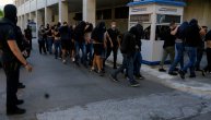 Evo kako je policija privela hrvatske huligane: Vezani, ruku pod ruku, pokrivenih glava...