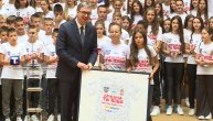 Vučić primio dres sa potpisima svih učesnika kampa "Srbija te zove 2023"