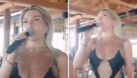 Jovana Jeremić u oskudnom bikiniju preotela pevačici mikrofon na plaži, a onda joj je sve sevnulo