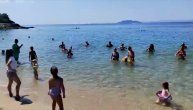 Srbi sa decom zaigrali u moru, digli na noge celu plažu: Neverovatan snimak iz Grčke