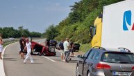 Strašan udes kod Paraćina, devojka ispala iz auta koji je prevrnut: Prvi snimci sa lica mesta