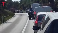 Motociklista obilazi punu liniju kod Dubokog