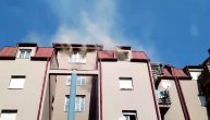 Zahvatio i potkrovlje, na terenu 18 vatrogasaca: Veliki požar u stanu u Zemun Polju