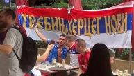 Trešti "Kafana je moja sudbina" ispred Aranete, pa onda zapevali "Bella ciao"