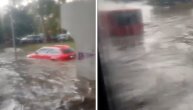 LJudi izašli iz potopljenih vozila, voda im do struka: Zastrašujući snimak sa Kisačkog podvožnjaka